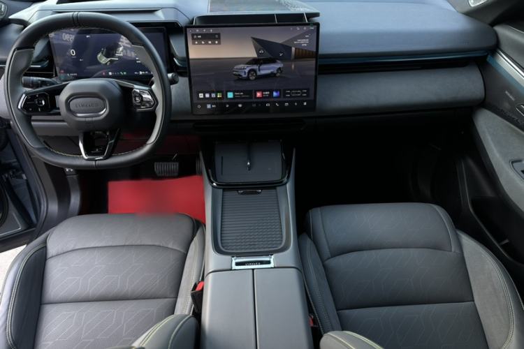Used Lynk & Co 08 EM-P 2025 220 km All-Wheel-Drive Performance Halo Interior 4