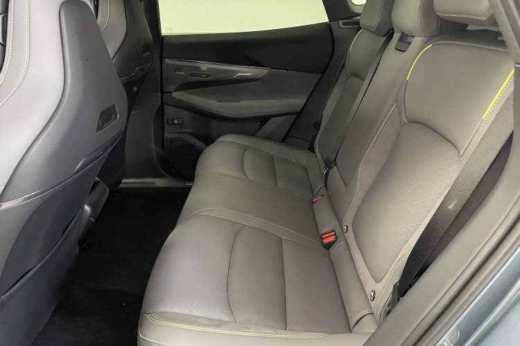Used Lynk & Co 08 EM-P 2025 220 km All-Wheel-Drive Performance Halo Interior 5