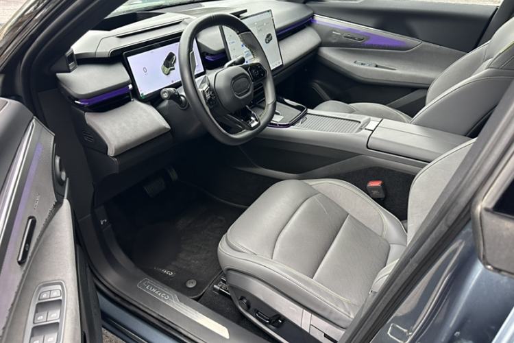 Used Lynk & Co 08 EM-P 2025 220 km All-Wheel-Drive Performance Halo Interior 6