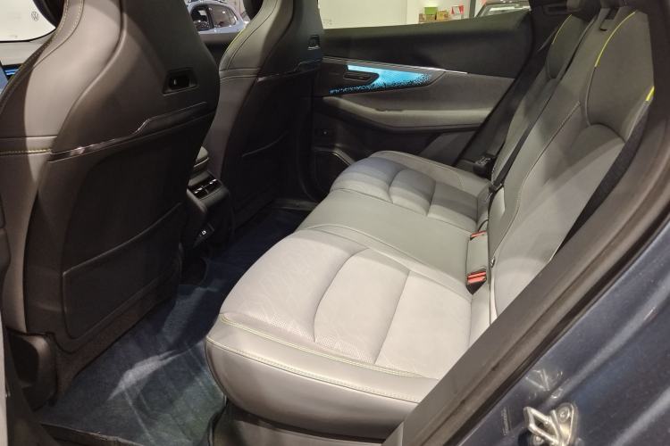 Used Lynk & Co 08 EM-P 2025 220 km All-Wheel-Drive Performance Halo Interior 6