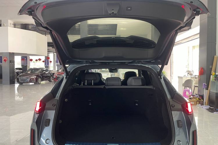 Used Lynk & Co 08 EM-P 2025 220 km All-Wheel-Drive Performance Halo Interior 6
