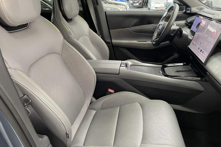 Used Lynk & Co 08 EM-P 2025 220 km All-Wheel-Drive Performance Halo Interior 7