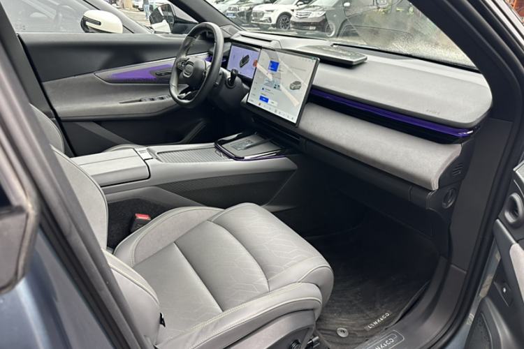 Used Lynk & Co 08 EM-P 2025 220 km All-Wheel-Drive Performance Halo Interior 8