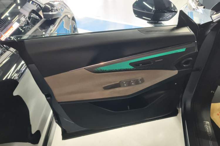 Used Lynk & Co 08 EM-P 2025 220 km All-Wheel-Drive Performance Halo Left Front Door Interior