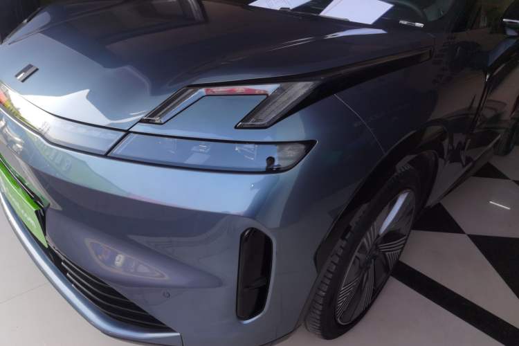 Used Lynk & Co 08 EM-P 2025 220 km All-Wheel-Drive Performance Halo Left Front Headlight