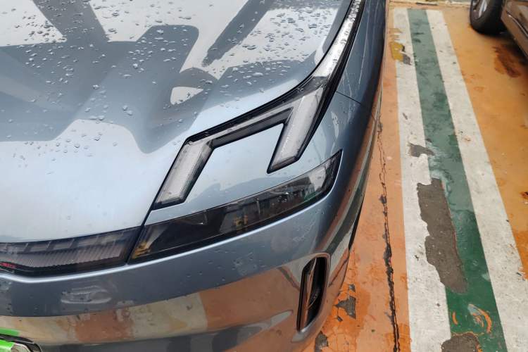 Used Lynk & Co 08 EM-P 2025 220 km All-Wheel-Drive Performance Halo Left Front Headlight