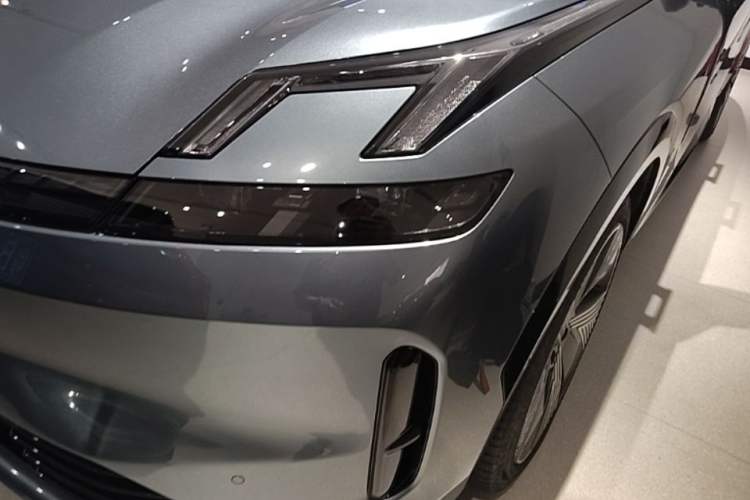 Used Lynk & Co 08 EM-P 2025 220 km All-Wheel-Drive Performance Halo Left Front Headlight