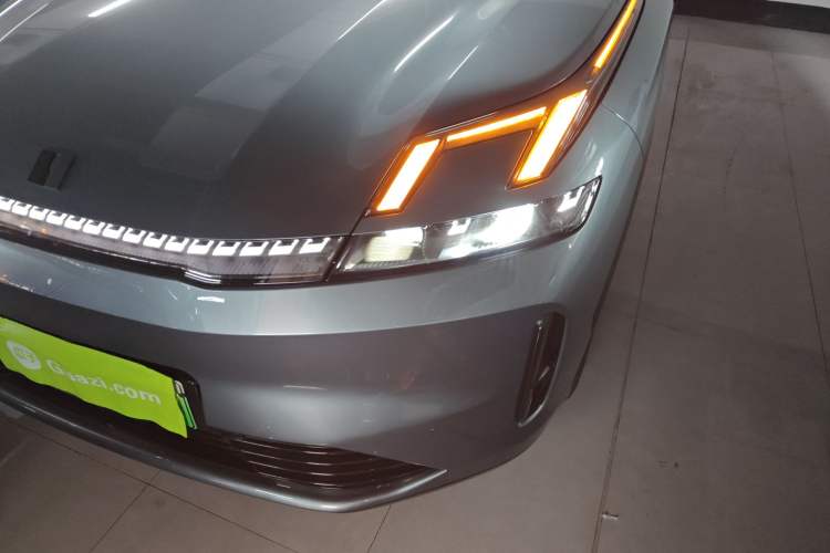 Used Lynk & Co 08 EM-P 2025 220 km All-Wheel-Drive Performance Halo Left Front Headlight