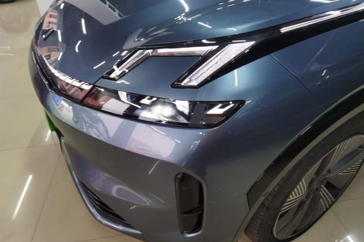 Used Lynk & Co 08 EM-P 2025 220 km All-Wheel-Drive Performance Halo Left Front Headlight