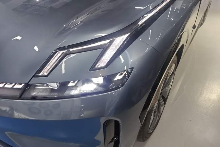 Used Lynk & Co 08 EM-P 2025 220 km All-Wheel-Drive Performance Halo Left Front Headlight