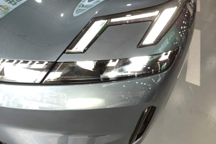 Used Lynk & Co 08 EM-P 2025 220 km All-Wheel-Drive Performance Halo Left Front Headlight