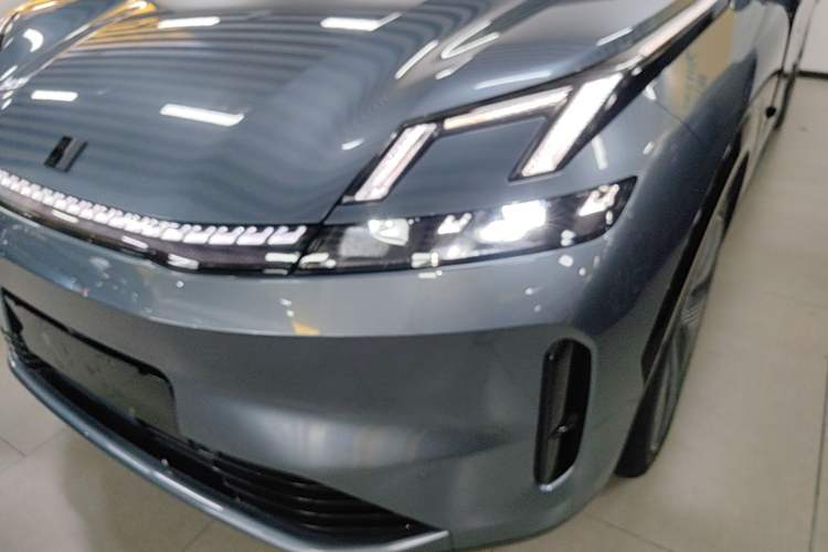 Used Lynk & Co 08 EM-P 2025 220 km All-Wheel-Drive Performance Halo Left Front Headlight