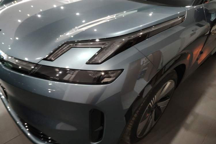 Used Lynk & Co 08 EM-P 2025 220 km All-Wheel-Drive Performance Halo Left Front Headlight