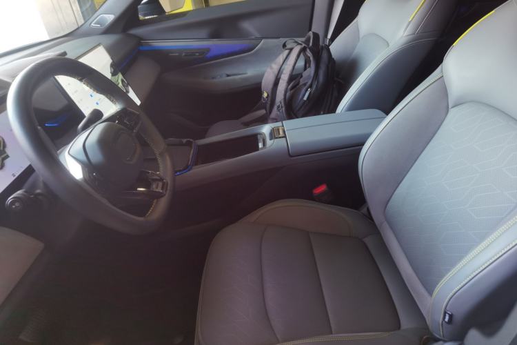 Used Lynk & Co 08 EM-P 2025 220 km All-Wheel-Drive Performance Halo Left Front Seat
