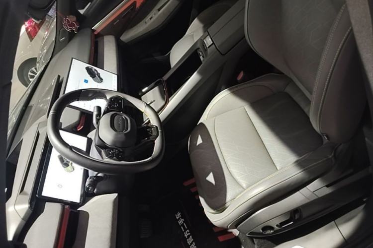 Used Lynk & Co 08 EM-P 2025 220 km All-Wheel-Drive Performance Halo Left Front Seat