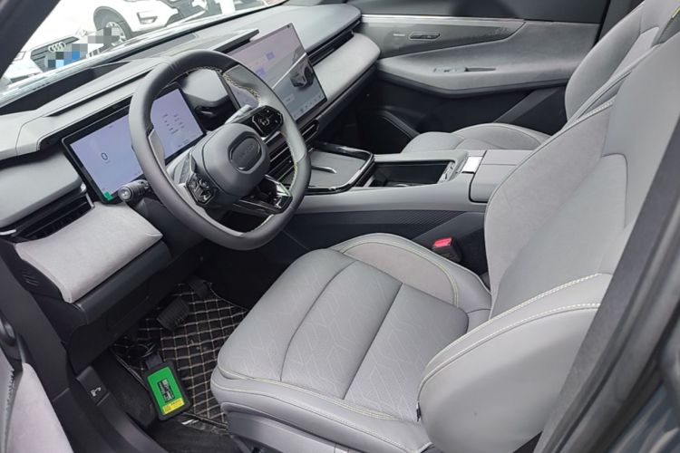 Used Lynk & Co 08 EM-P 2025 220 km All-Wheel-Drive Performance Halo Left Front Seat