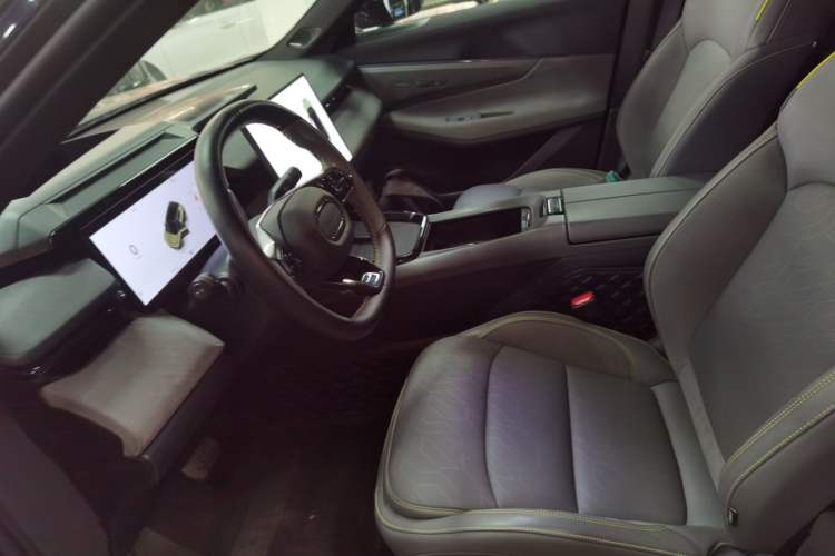 Used Lynk & Co 08 EM-P 2025 220 km All-Wheel-Drive Performance Halo Left Front Seat