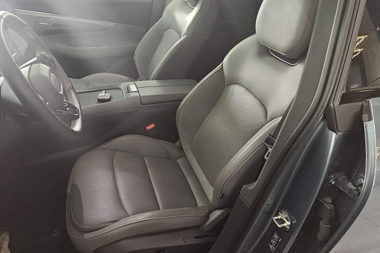 Used Lynk & Co 08 EM-P 2025 220 km All-Wheel-Drive Performance Halo Left Front Seat