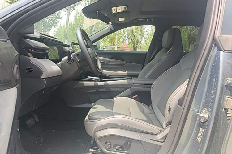 Used Lynk & Co 08 EM-P 2025 220 km All-Wheel-Drive Performance Halo Left Front Seat