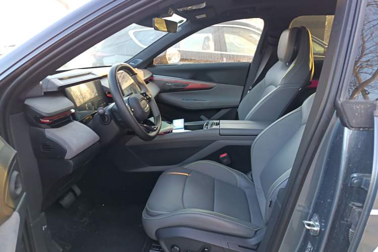 Used Lynk & Co 08 EM-P 2025 220 km All-Wheel-Drive Performance Halo Left Front Seat
