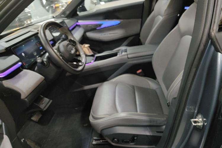 Used Lynk & Co 08 EM-P 2025 220 km All-Wheel-Drive Performance Halo Left Front Seat
