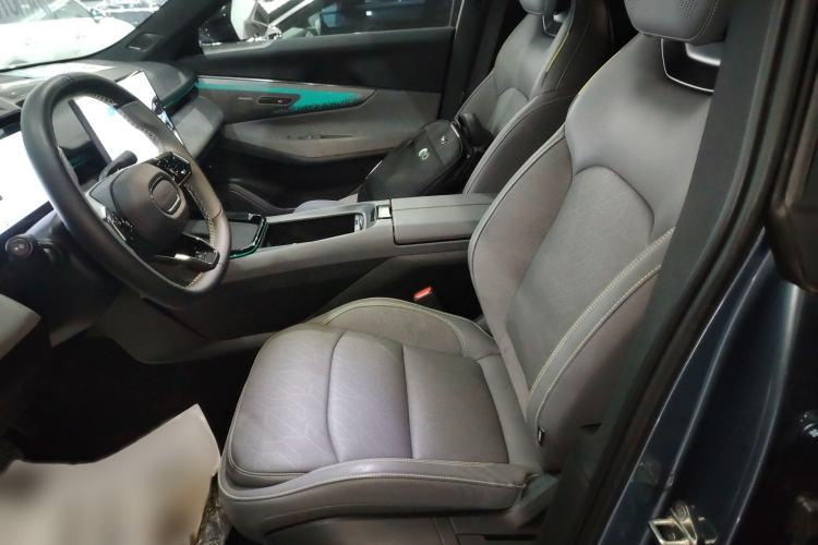 Used Lynk & Co 08 EM-P 2025 220 km All-Wheel-Drive Performance Halo Left Front Seat