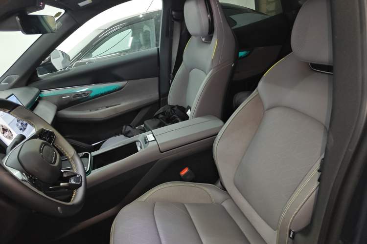 Used Lynk & Co 08 EM-P 2025 220 km All-Wheel-Drive Performance Halo Left Front Seat