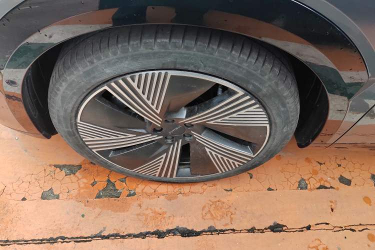 Used Lynk & Co 08 EM-P 2025 220 km All-Wheel-Drive Performance Halo Left Front Wheel Hub