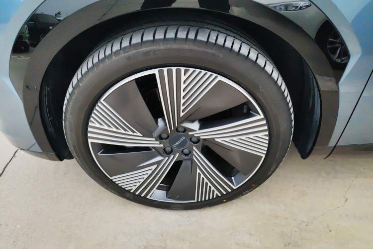 Used Lynk & Co 08 EM-P 2025 220 km All-Wheel-Drive Performance Halo Left Front Wheel Hub