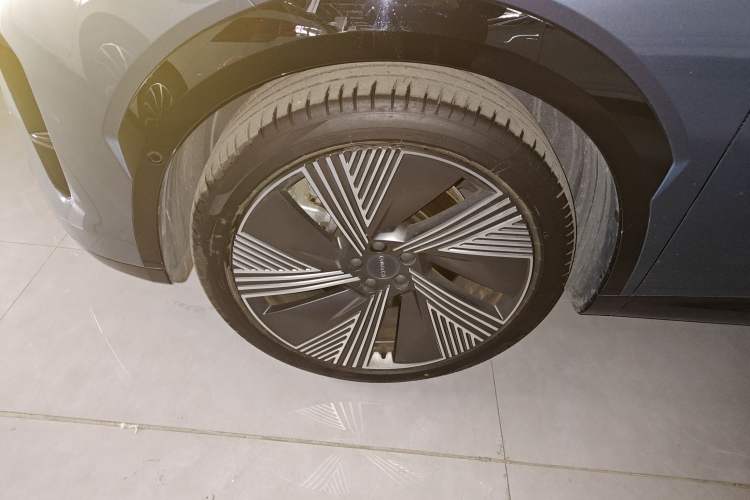 Used Lynk & Co 08 EM-P 2025 220 km All-Wheel-Drive Performance Halo Left Front Wheel Hub