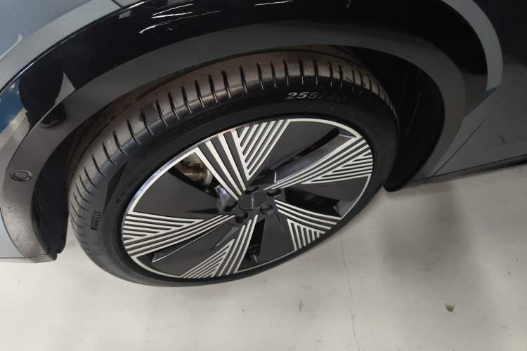 Used Lynk & Co 08 EM-P 2025 220 km All-Wheel-Drive Performance Halo Left Front Wheel Hub