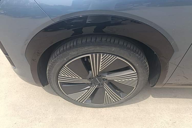 Used Lynk & Co 08 EM-P 2025 220 km All-Wheel-Drive Performance Halo Left Front Wheel Hub