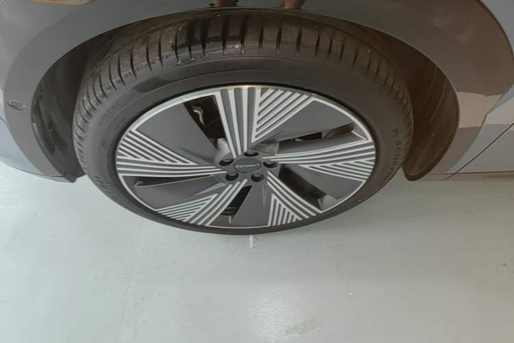 Used Lynk & Co 08 EM-P 2025 220 km All-Wheel-Drive Performance Halo Left Front Wheel Hub