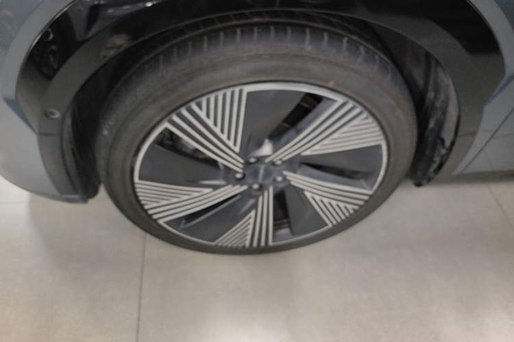 Used Lynk & Co 08 EM-P 2025 220 km All-Wheel-Drive Performance Halo Left Front Wheel Hub