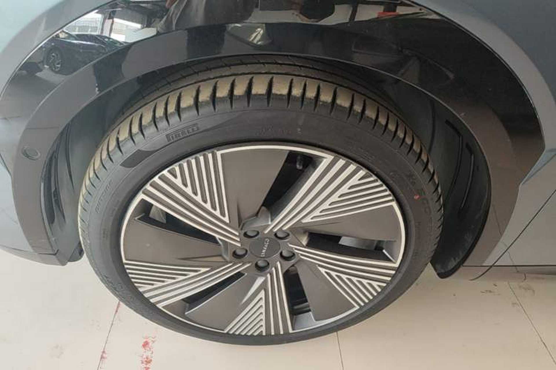 Used Lynk & Co 08 EM-P 2025 220 km All-Wheel-Drive Performance Halo Left Front Wheel Hub