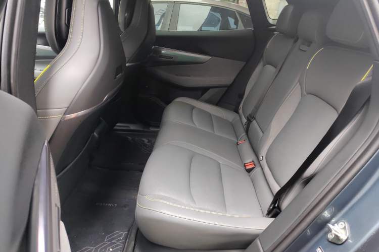 Used Lynk & Co 08 EM-P 2025 220 km All-Wheel-Drive Performance Halo Left Rear Seat