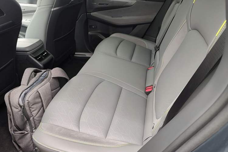Used Lynk & Co 08 EM-P 2025 220 km All-Wheel-Drive Performance Halo Left Rear Seat