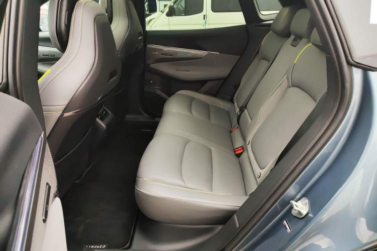 Used Lynk & Co 08 EM-P 2025 220 km All-Wheel-Drive Performance Halo Left Rear Seat