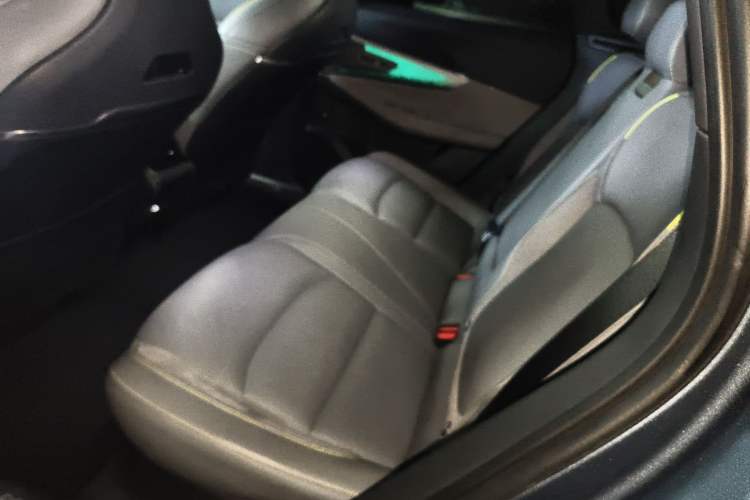 Used Lynk & Co 08 EM-P 2025 220 km All-Wheel-Drive Performance Halo Left Rear Seat
