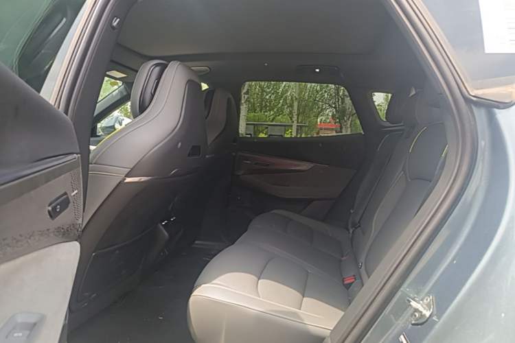Used Lynk & Co 08 EM-P 2025 220 km All-Wheel-Drive Performance Halo Left Rear Seat