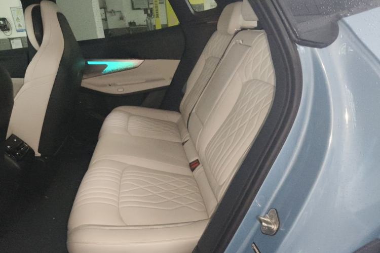 Used Lynk & Co 08 EM-P 2025 220 km All-Wheel-Drive Performance Halo Left Rear Seat