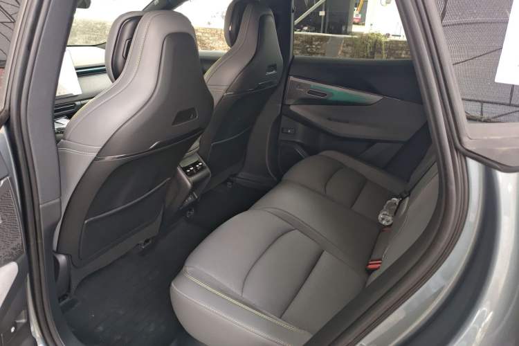 Used Lynk & Co 08 EM-P 2025 220 km All-Wheel-Drive Performance Halo Left Rear Seat