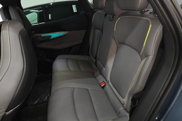 Used Lynk & Co 08 EM-P 2025 220 km All-Wheel-Drive Performance Halo Left Rear Seat