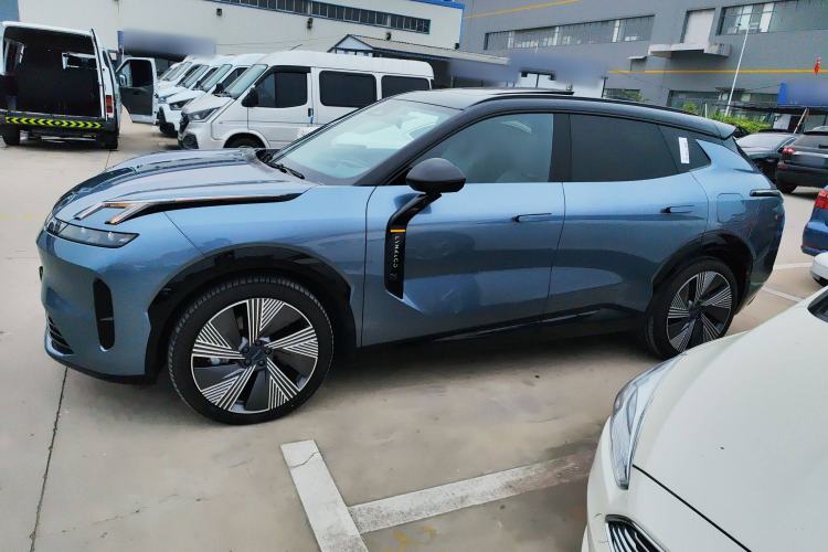 Used Lynk & Co 08 EM-P 2025 220 km All-Wheel-Drive Performance Halo Left Side
