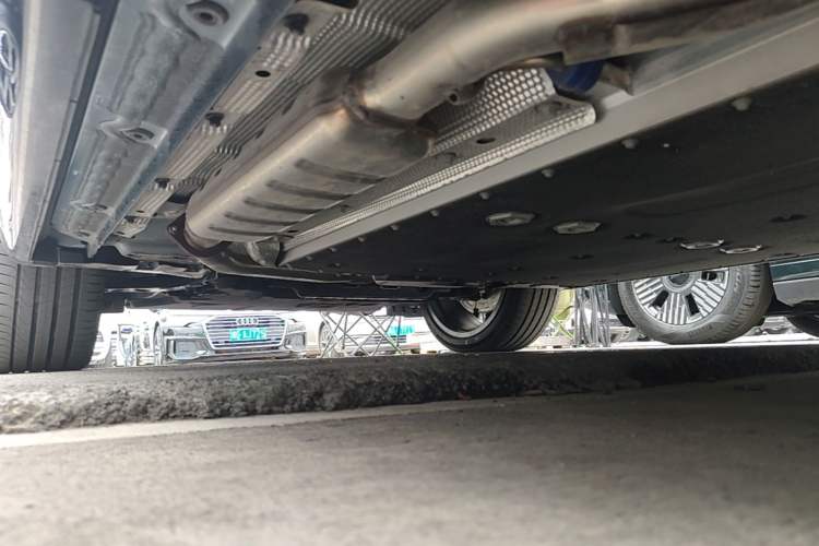 Used Lynk & Co 08 EM-P 2025 220 km All-Wheel-Drive Performance Halo Left Side Sill
