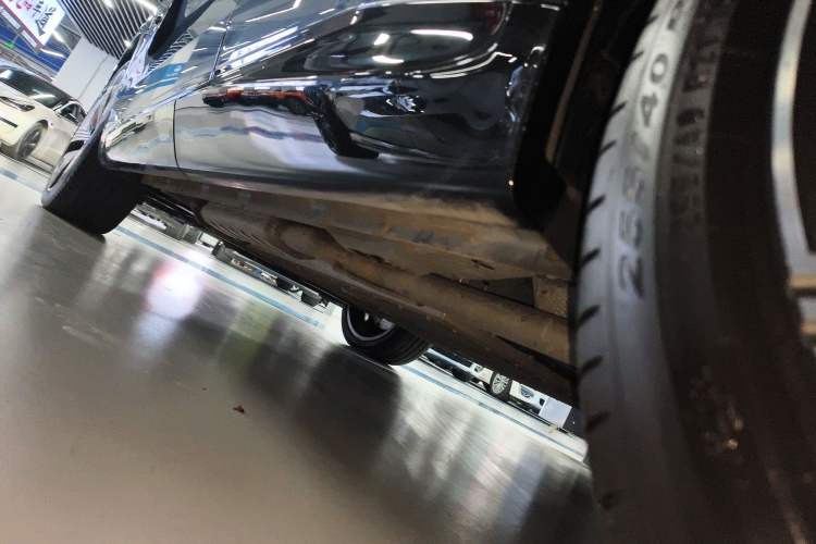 Used Lynk & Co 08 EM-P 2025 220 km All-Wheel-Drive Performance Halo Left Side Sill