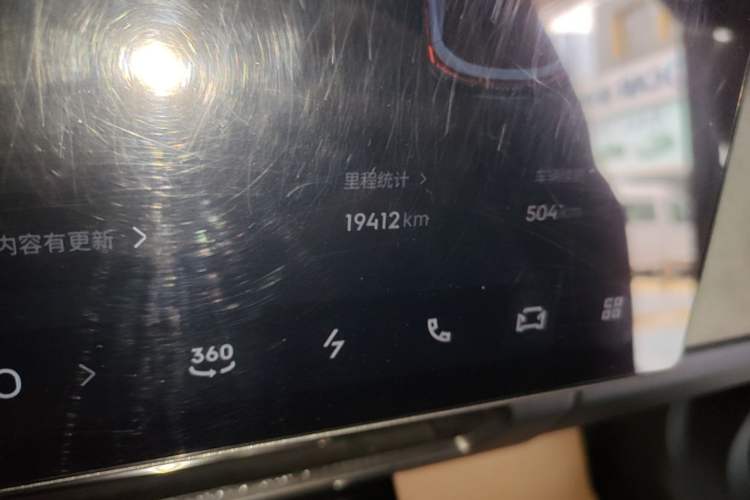 Used Lynk & Co 08 EM-P 2025 220 km All-Wheel-Drive Performance Halo Odometer Close Up