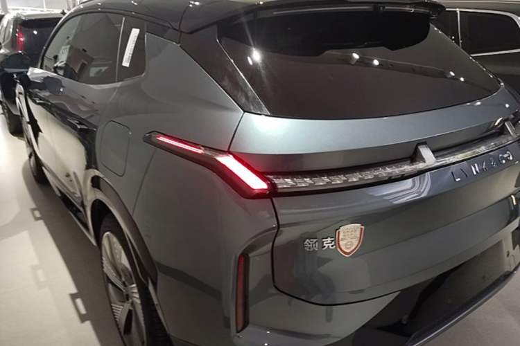 Used Lynk & Co 08 EM-P 2025 220 km All-Wheel-Drive Performance Halo Rear Left 45 Deg