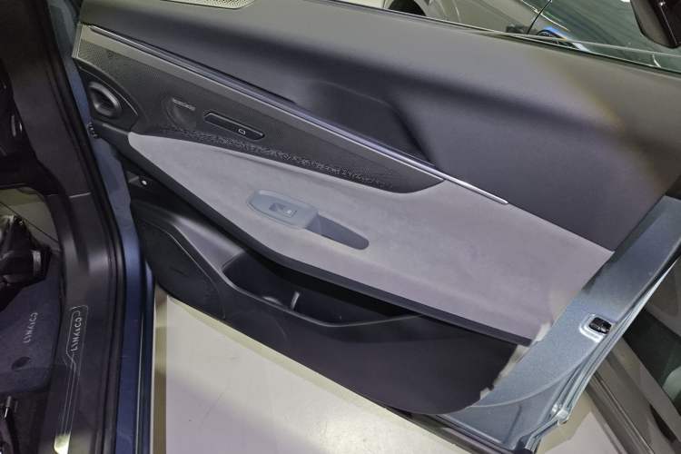 Used Lynk & Co 08 EM-P 2025 220 km All-Wheel-Drive Performance Halo Right Front Door Interior