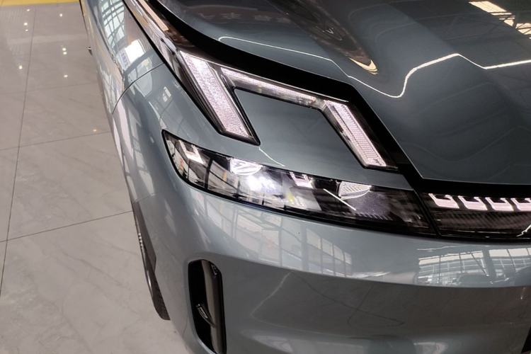 Used Lynk & Co 08 EM-P 2025 220 km All-Wheel-Drive Performance Halo Right Front Headlight